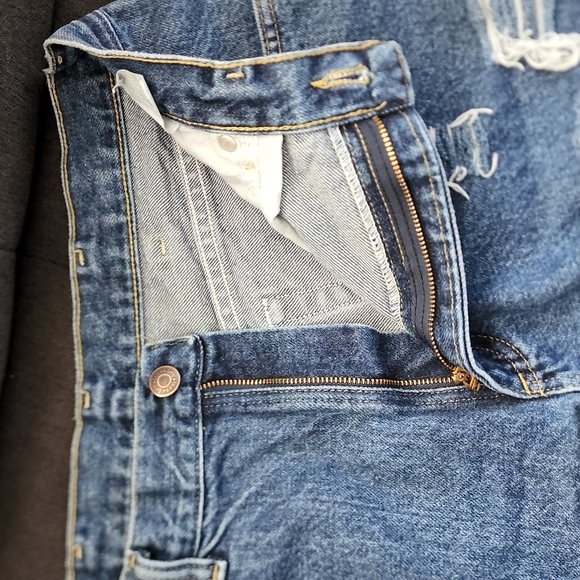 Upcycled distressed denim shorts - Picture 5 of 10